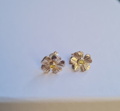 Delicati orecchini ear cuff con fiore in zirconia cubica taglio marquise - Italia