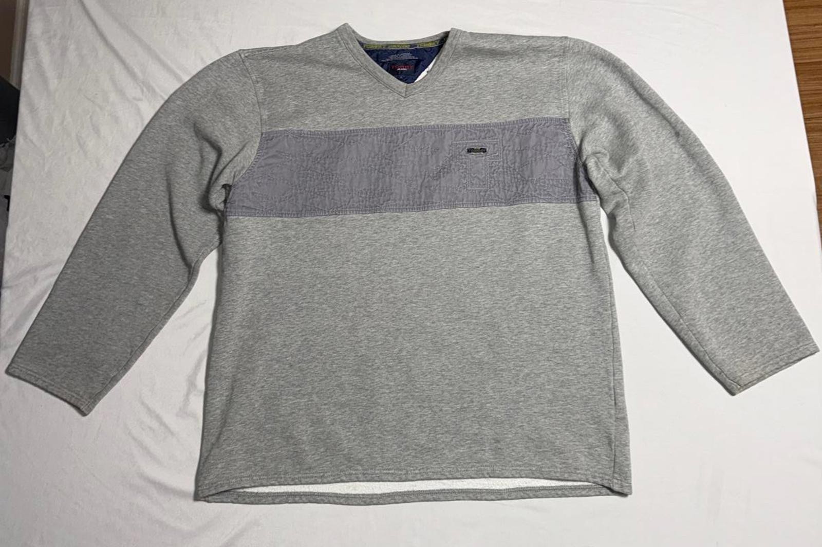 Vintage Tommy Hilfiger Men's Gray V-Neck Sweater Size Large