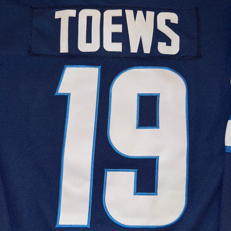 JONATHAN TOEWS WINNIPEG JETS CAMISA AZUL PERSONALIZADA TAMANHO GRANDE SEM MARCA BOA!! - Imagem 2 de 3