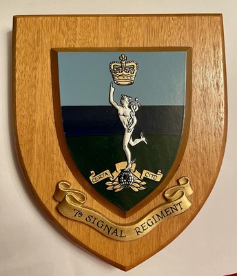 HOLZSCHILD HANDBEMALT WAPPEN ''7. SIGNAL REGIMENT - CERTA CITO''