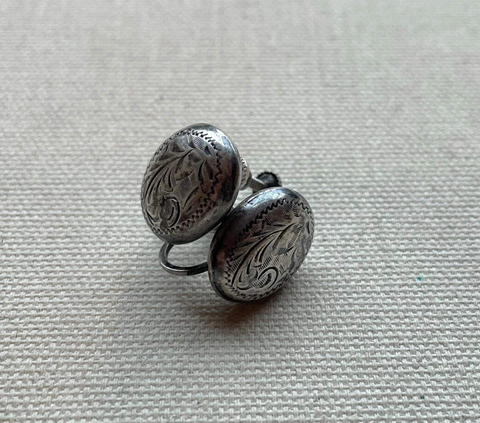 Antiguo Pendientes Botón Grabado Hoja Pluma Retro Ovalado Esterlina Tornillo Trasero 5/8" Foto 3 de 4