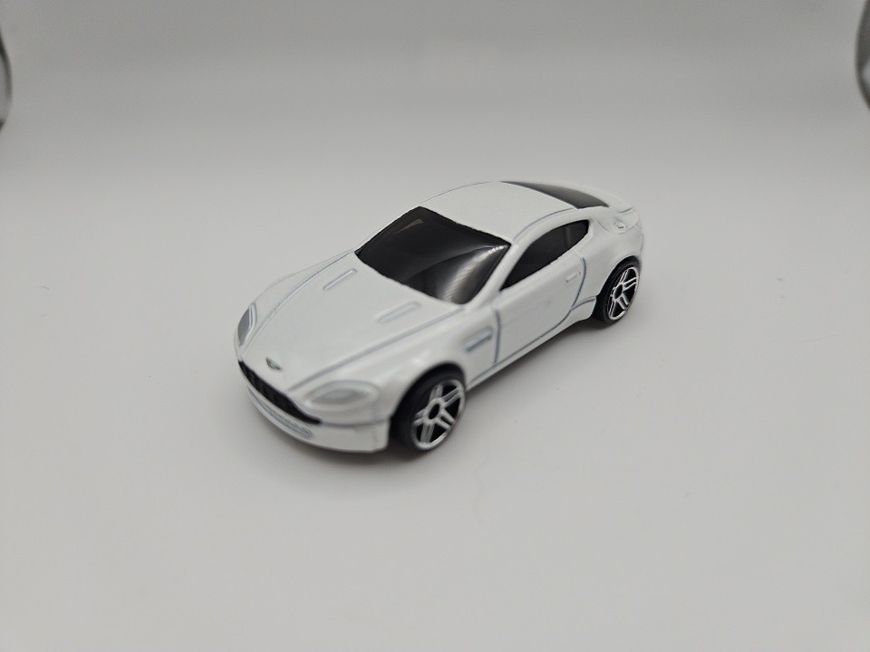 Hot Wheels 2008 All Stars '08 10/36 Aston Martin V8 Vantage 050/196 White Loose