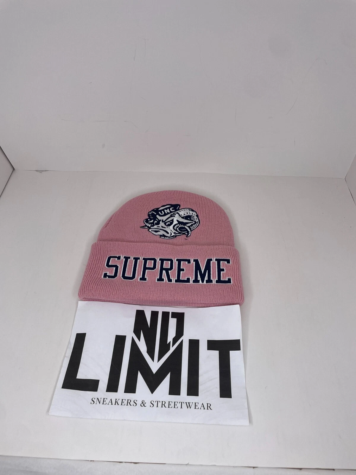 Bonnet rose Supreme NCAA neuf ENVOI RAPIDE