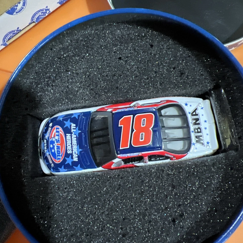 Baterías interestatales Bobby Labonte #18 Let's Roll 11/09 2002 coleccionista lata y coche Foto 2 de 4