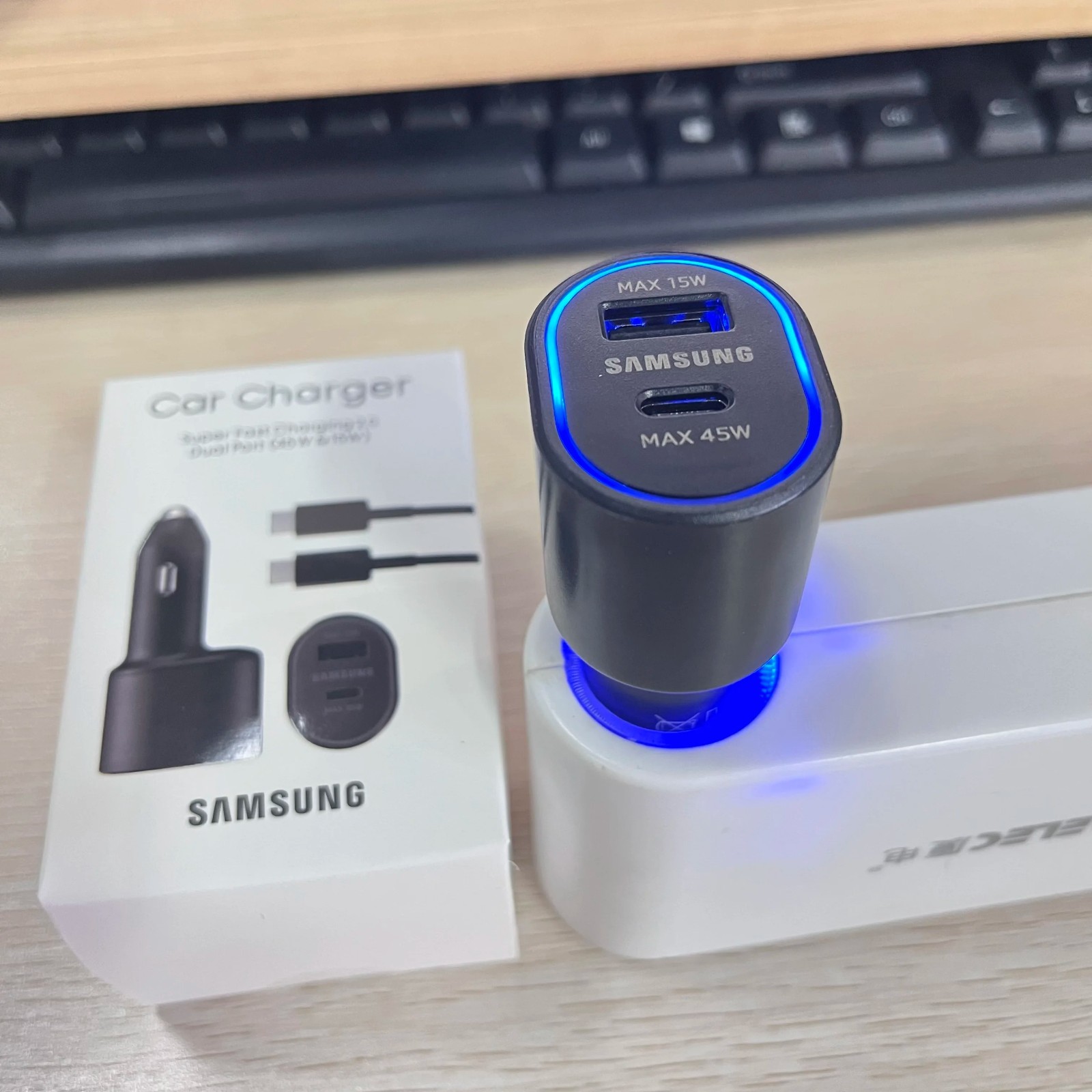 Chargeur de voiture USB-C 45W idéal pour charger votre mobile pendant vos trajets professionnels