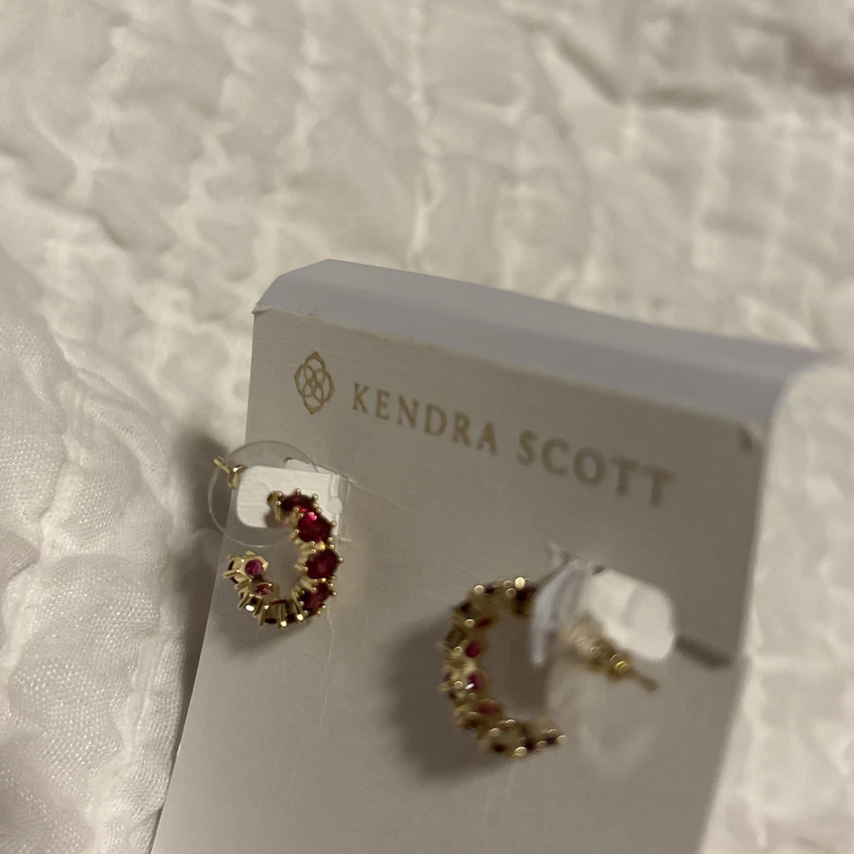 Pendientes Huggie Kendra Scott Cailin Hold enchapados en oro rosa cristal borgoña Foto 2 de 4