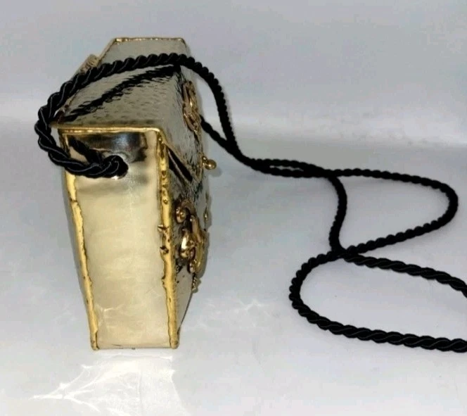 Cartera pequeña vintage de metal cobre plata oro con correa de cuerda negra satinada Foto 4 de 4