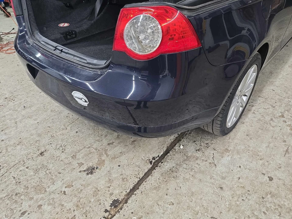 Used Rear Bumper Assembly Rear fits: 2011 Volkswagen Eos w/o park assist Rear Gr - Изображение 4 из 4