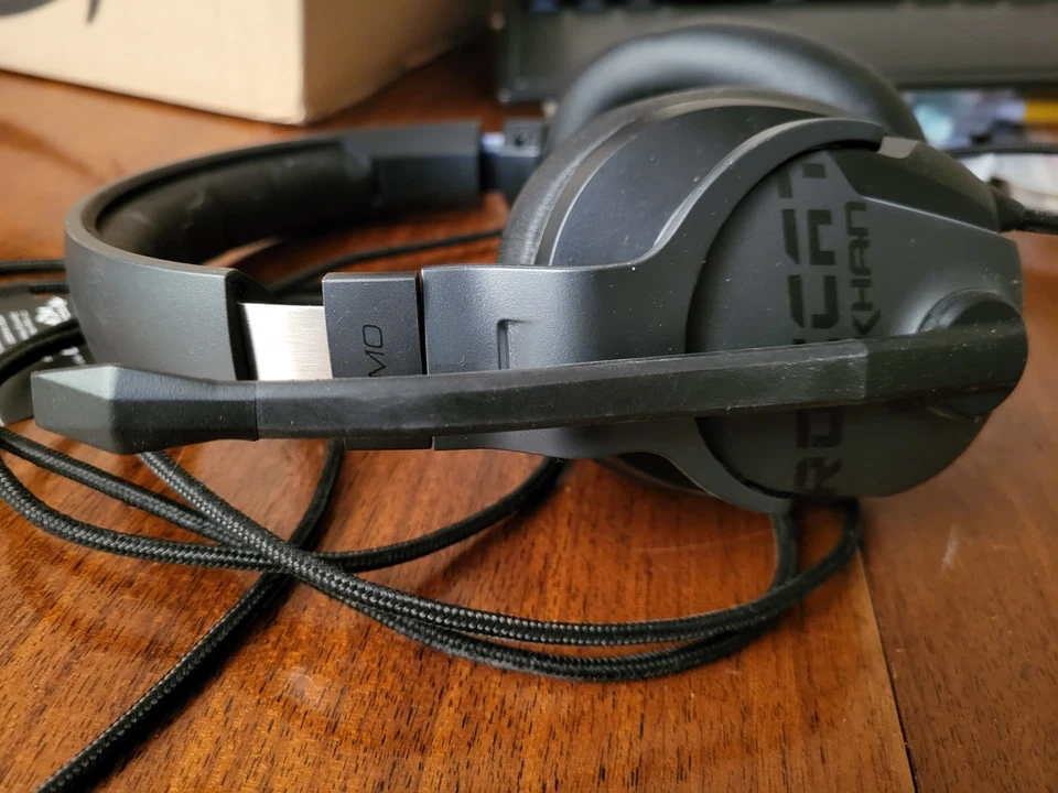 Roccat Khan Aimo 7.1 Surround Gaming Kopfhörer (Hi-Res Sound, USB, AIMO LED Bele - Bild 3 von 4