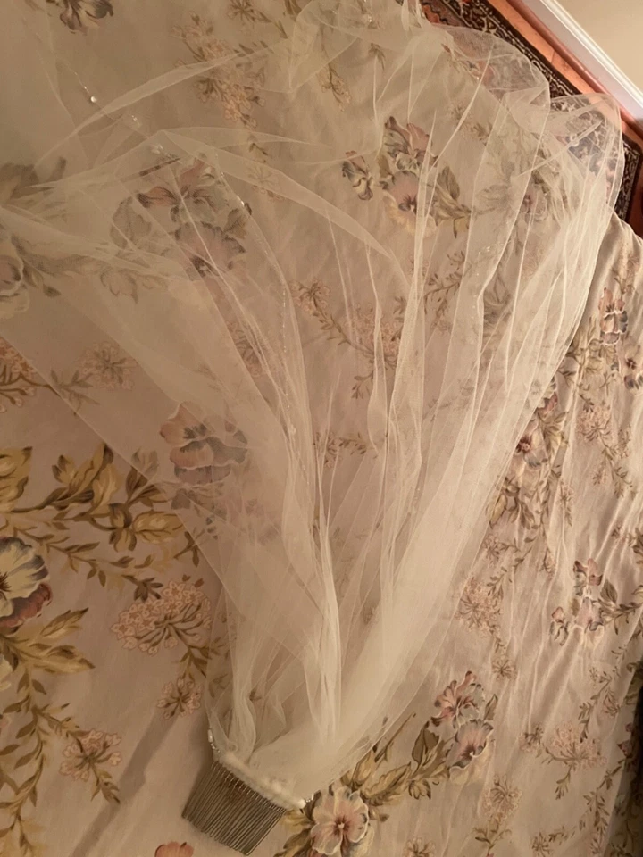 Vestido de novia y velo a medida Foto 2 de 4