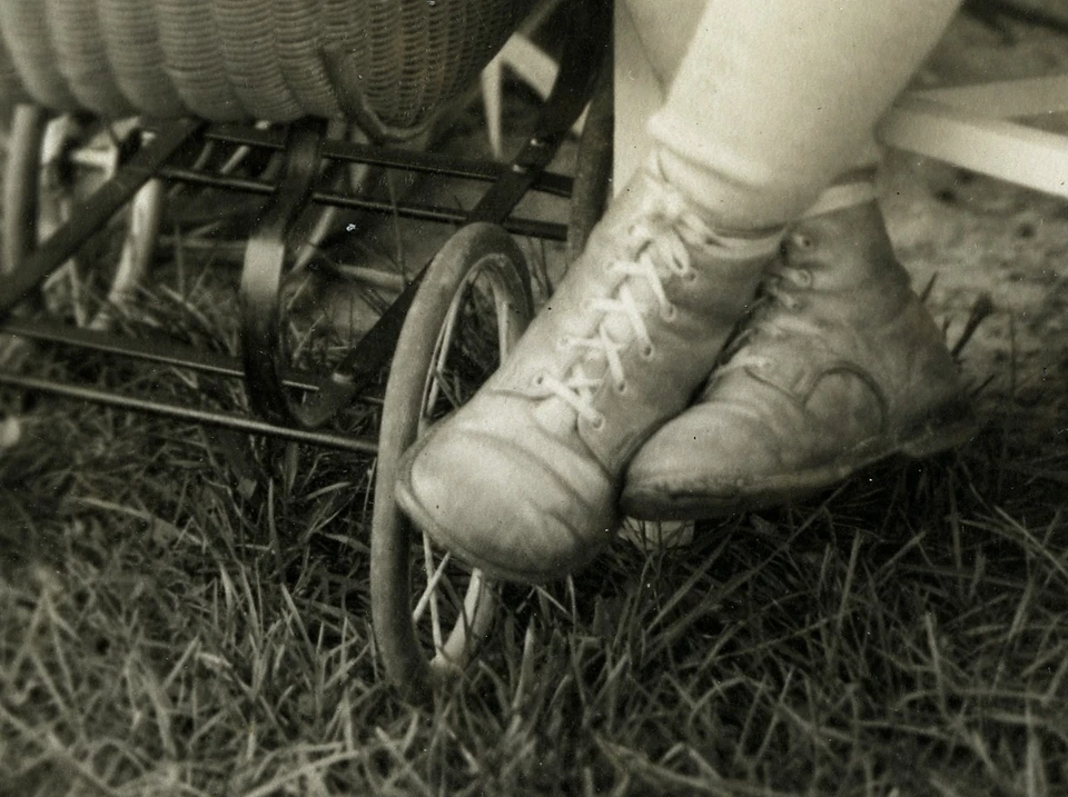 "tia Gizi", menina doce com boneca, carrinho de bebê, fotografia vintage de belas artes, década de 1910 - Imagem 3 de 4