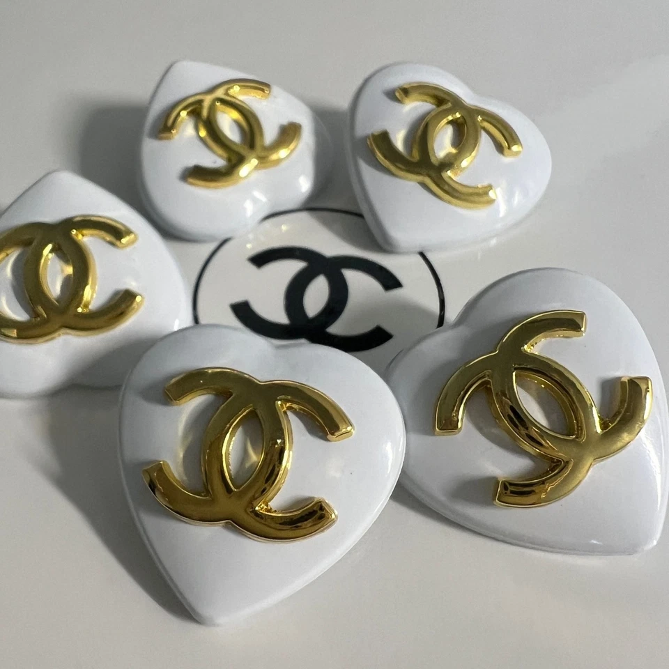 Gold Weiß Set 4 Knöpfe Chanel CC Ersatzknöpfe 25x25mm Metall Knöpfe Gestempelt - Bild 4 von 4