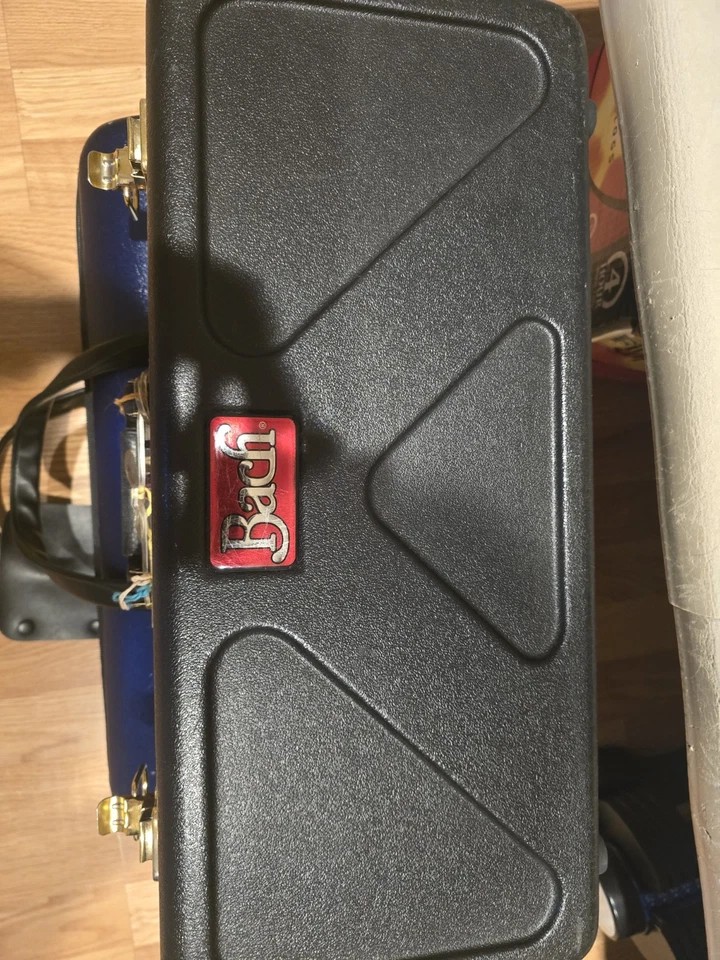 Trompeta de estudiante Bach TR300H2 Foto 3 de 4