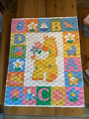 VINTAGE CRANSTON PRINT WORKS BABY ALPHABET GESTEPPT BETTDECKE ~ 35'' x 45'' LANG