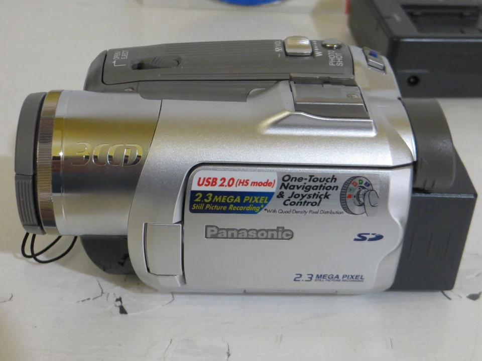 Panasonic HD Video Camera PV-GS180 Complete Set, 2 Batteries, Charger Adapter - Image 2 of 4