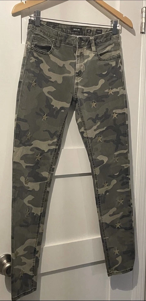 Pantalones camuflados al tobillo ajustados Miss Me bordados estrellas doradas para mujer talla: 26 ¡USADOS EN EXCELENTE ESTADO!! Foto 2 de 4