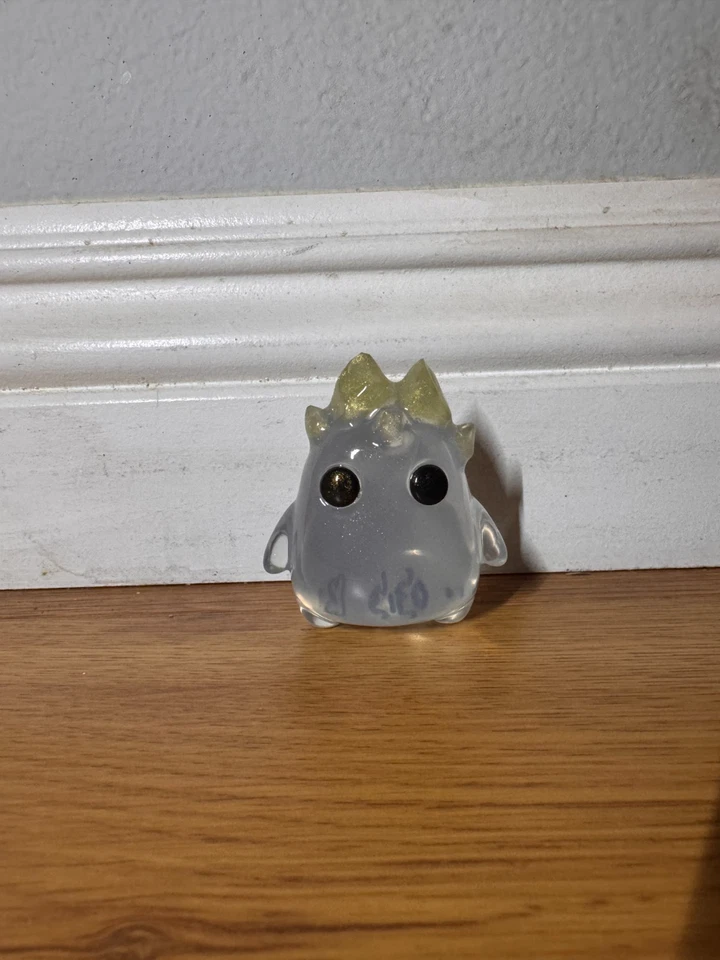 DESIGNERCON DCON 2025 LAS VEGAS Lostlings ASSINADO x Yutoos ASSINADO Cristal Stubby - Imagem 2 de 4