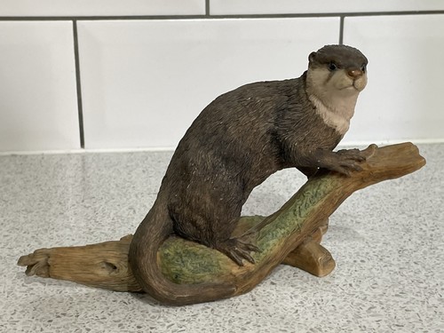 BORDER FINE ARTS OTTER ON LOG HANDMADE FIGURINE by BOYT 1981 SCOTLAND