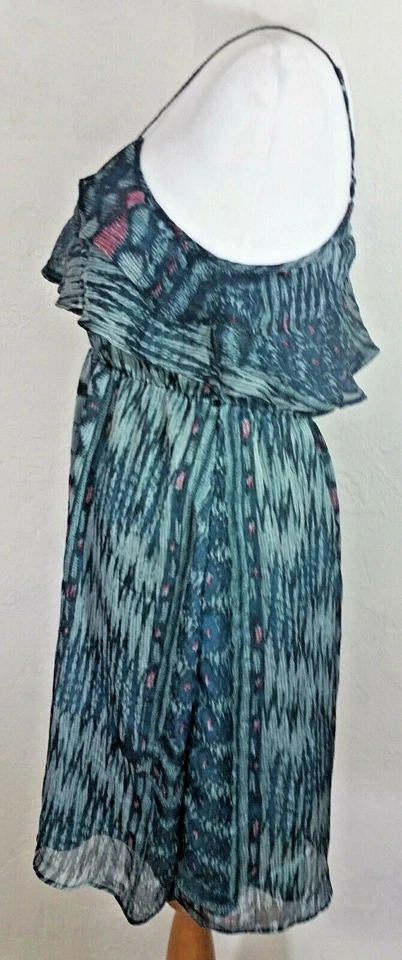 Vestido para mujer Converse One Star mediano geométrico abstracto con volantes escote trenzado Foto 2 de 4