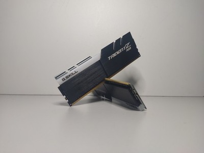 G.Skill Trident Z RGB UDIMM 16GB Kit DDR4-3200 CL16 Arbeitsspeicher RAM