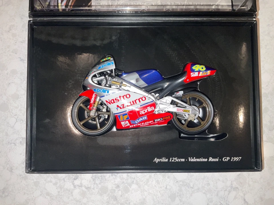 Minichamps Aprilia RSW 125 Nastro Azzurro 1997 Valentino Rossi 122970046 em escala 1/12 - Imagem 3 de 4