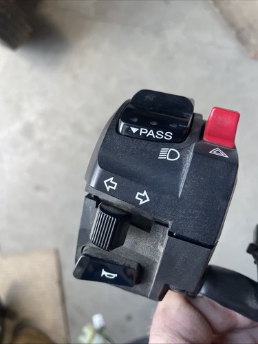 Suzuki DL 650 Vstrom Switch Block Handlebar L/H 2012-2015 Oem 37400-11J00 - Picture 2 of 11