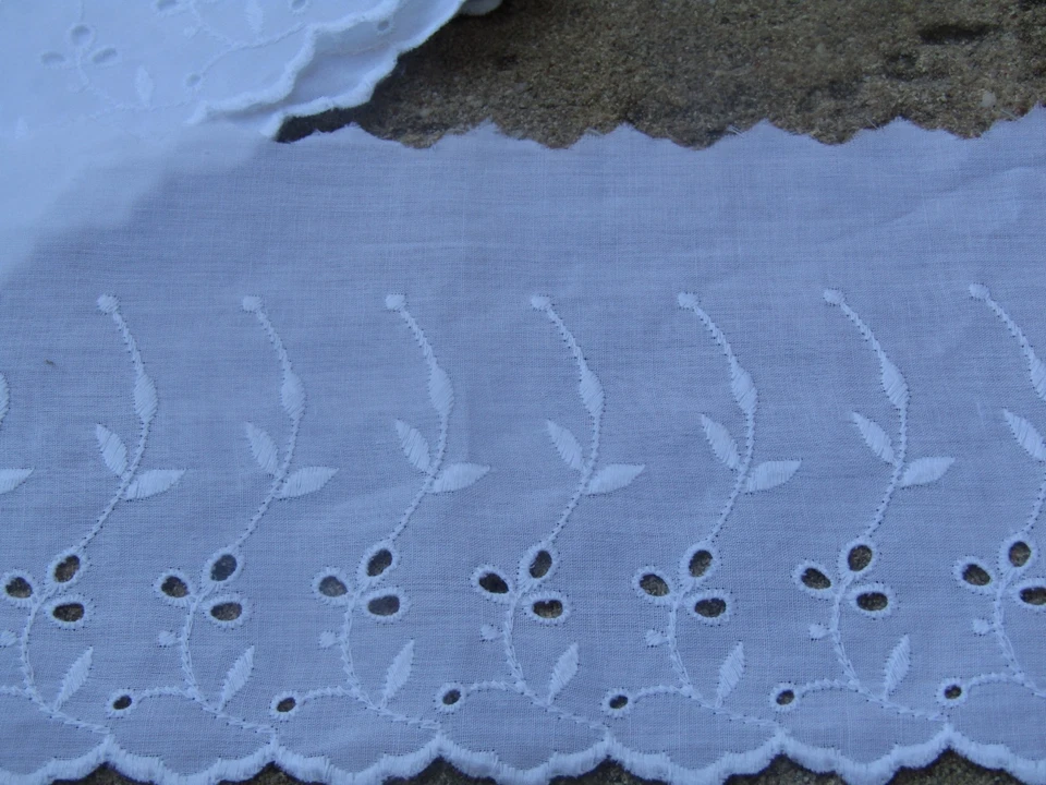 200 cm de large  dentelle ancienne broderie anglaise largeur  13,5 cm coton fin - Photo 2/3
