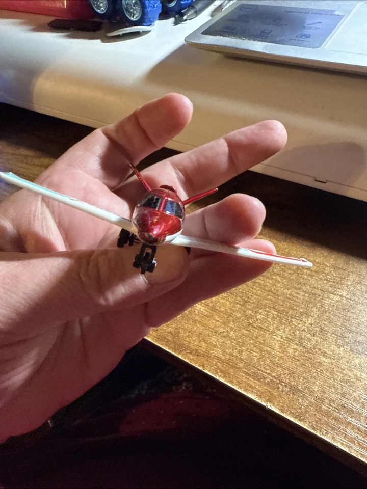 Avión diecast Mattel Matchbox Cirrus Vision 2009 rojo con alas blancas 3,5 pulgadas Foto 3 de 4