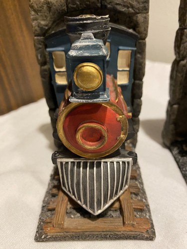 SET OF 2 LOCOMOTIVE TRAIN BOOKENDS/HOLDERS SET - RESIN - HOME OR OFFICE DECOR - Bild 6 von 6