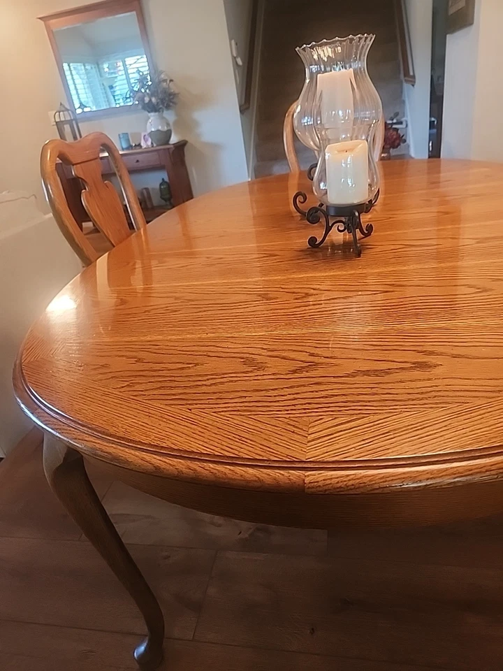 Hermosa mesa Thomasville de madera maciza de roble con 6 sillas y cabaña a juego. Foto 3 de 4