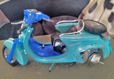 Sonderanfertigung Vespa Modell in einer Vitrine 