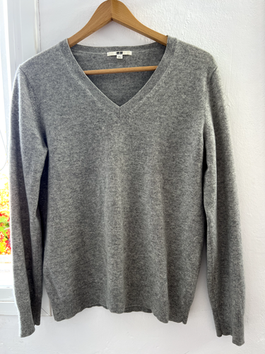Uniqlo Woman 100% Cashmere Jumper Size M/L Grey Soft Long Sleeve V Neck Pullover