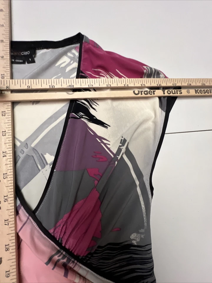 Max and Cleo 女式连衣裙小号人造裹身粉色梅子,灰色印花几何图案 — 第 3/4 张图片