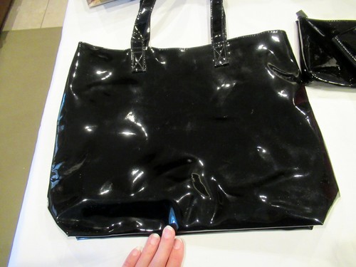 Macys black tote bag with matching Estee Lauder cosmetic bags inside - Picture 6 of 8