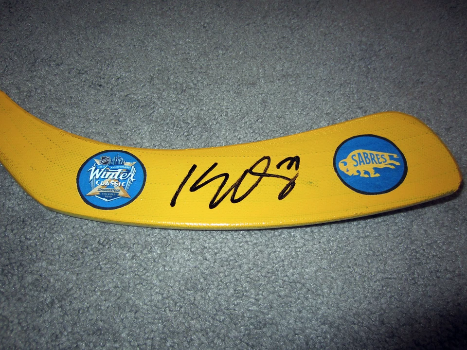 Palo de hockey firmado por Kyle Okposo Buffalo Sabres con certificado de autenticidad 2018 Winter Classic X Foto 2 de 2