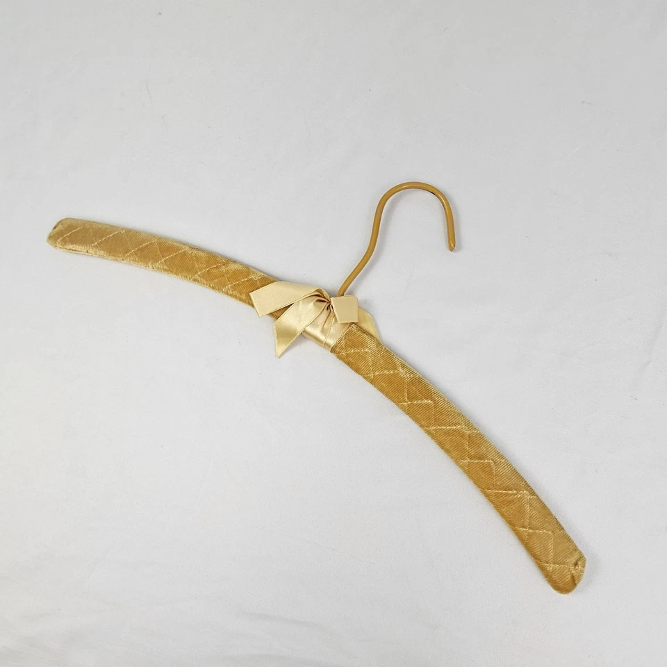 Percha de terciopelo cosida dorada vintage 16" sobre madera ropa tocador Foto 2 de 4