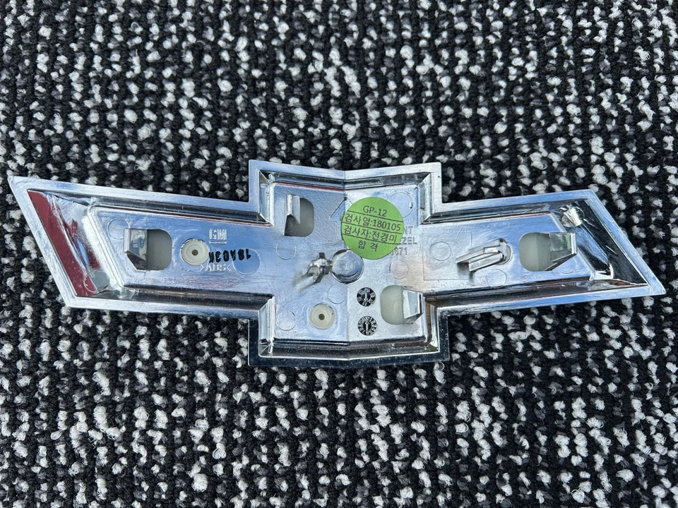 Chevrolet Equinox 2018-2024 parrilla delantera emblema de pajarita dorado OEM 23136671 Foto 2 de 2