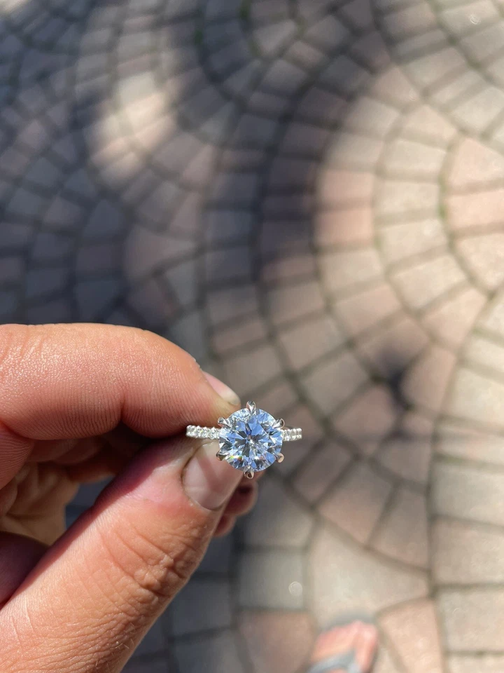 Anillo de compromiso solitario de diamantes de corte redondo creado en laboratorio 4,01 quilates VVS2 H platino Foto 3 de 4