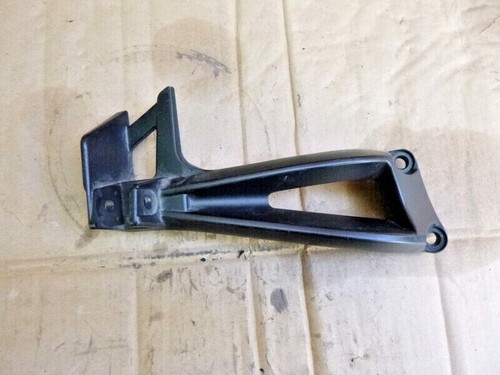 UN SUPPORT PLATINE PASSAGER CALE PIED ARRIERE GAUCHE MOTO YAMAHA 125