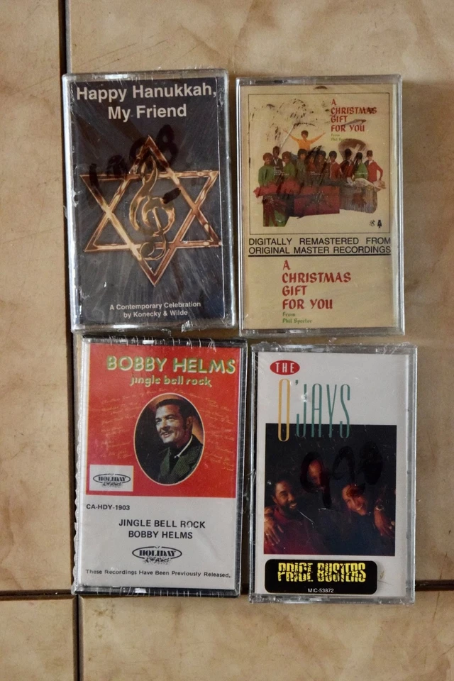 32 Vtg. Christmas Holiday Cassette Tapes,Pattie Page, Charlie BrownO'jays + - Image 3 of 4