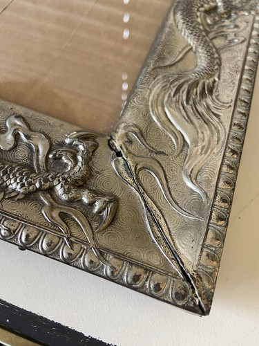 Antiguo HERMOSO Marco de Dragón Chino Asiático de Metal Martillado Soporte con Vidrio Plateado - Imagen 13 de 21