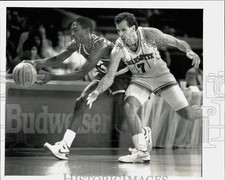 1988 Press Photo Charlotte's Kelly Tripucka fouls Houston's Sleepy Floyd