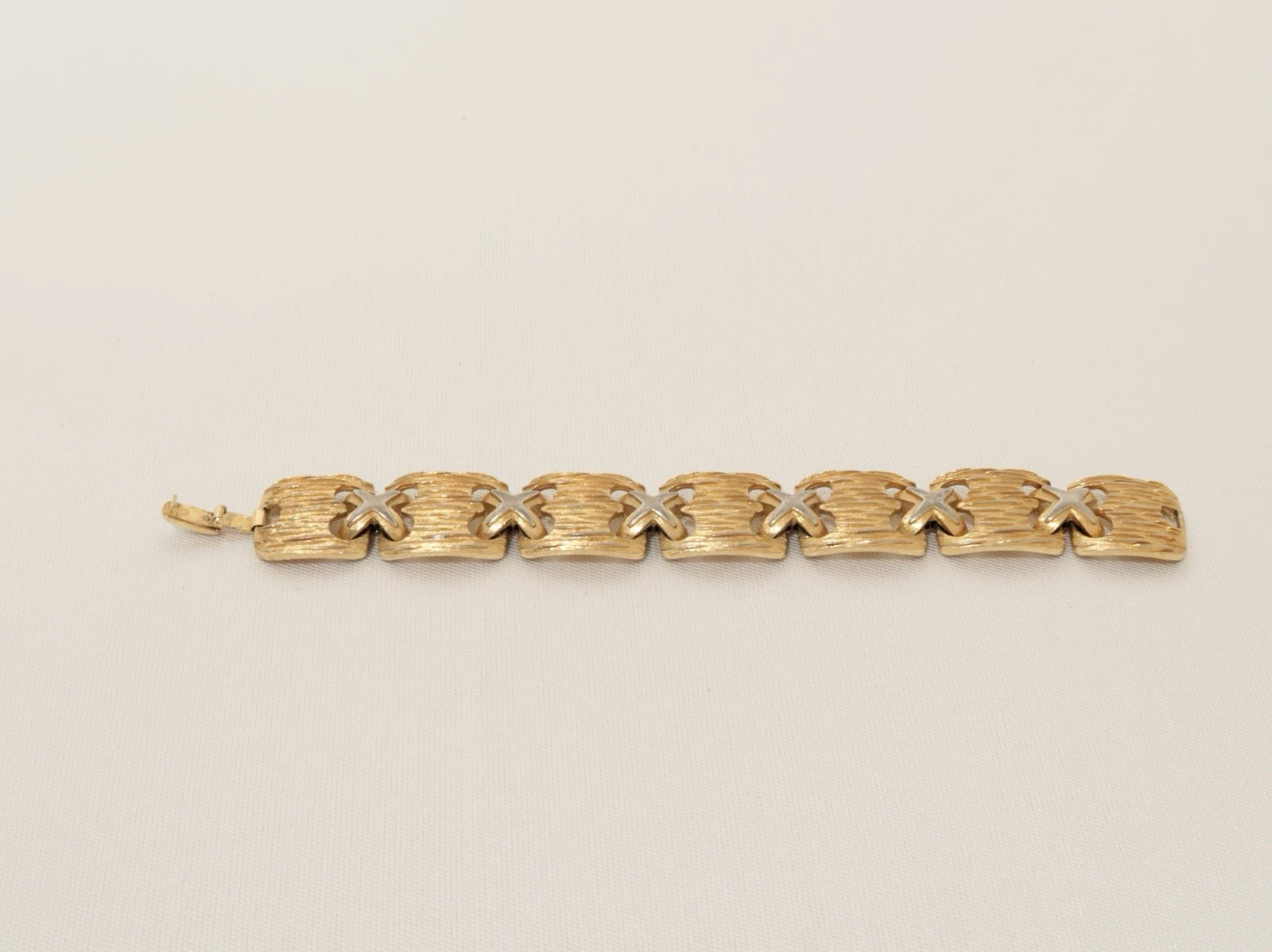 TRIFARI Chunky Textured Gold Link Bark Finish Bracelet Gold Finish Jewelry Br31
