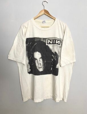 O　Nine Inch Nails 90s Nine Inch Nails Metal Band Vintage 90's Unisex Tshirt