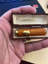 tres jolie ancien fume cigarette en bakelite ambre en or ?