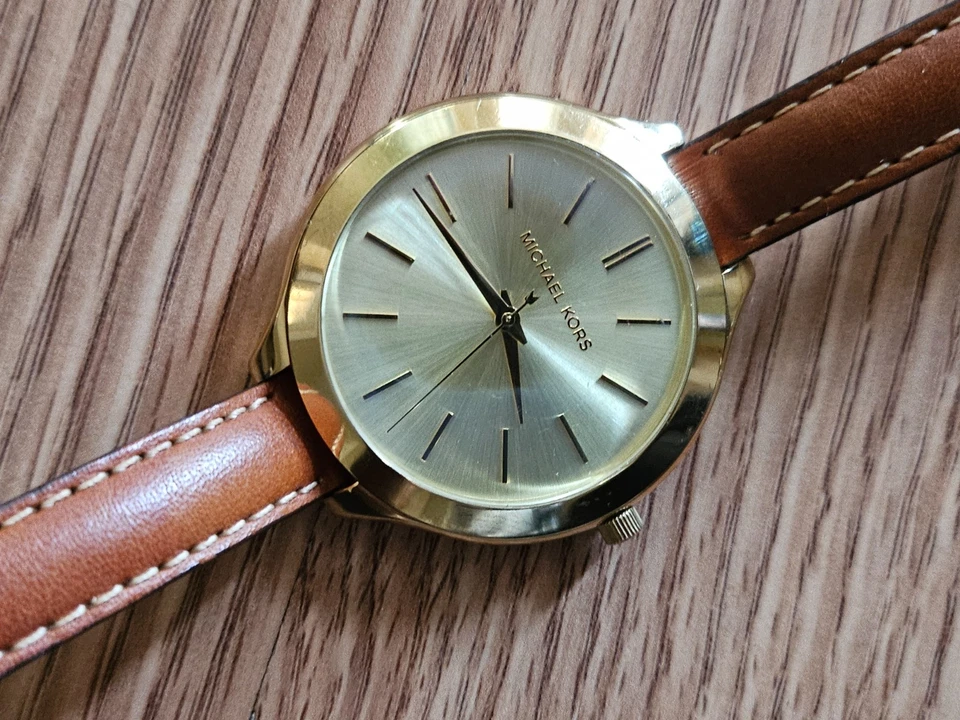 Reloj Michael Kors para mujer pasarela delgado MK2256 esfera dorada correa de cuero marrón Foto 3 de 4