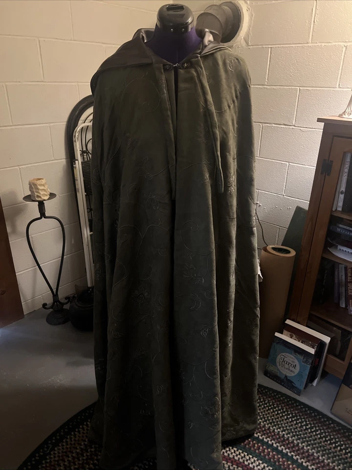 Capa renacentista con capucha bordada Elvin, gamuza en relieve capa verde oliva Foto 2 de 4