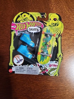 Hot Wheels Tony Hawk Skate Sky Shock Finger Boards with Blue Shoes 2022