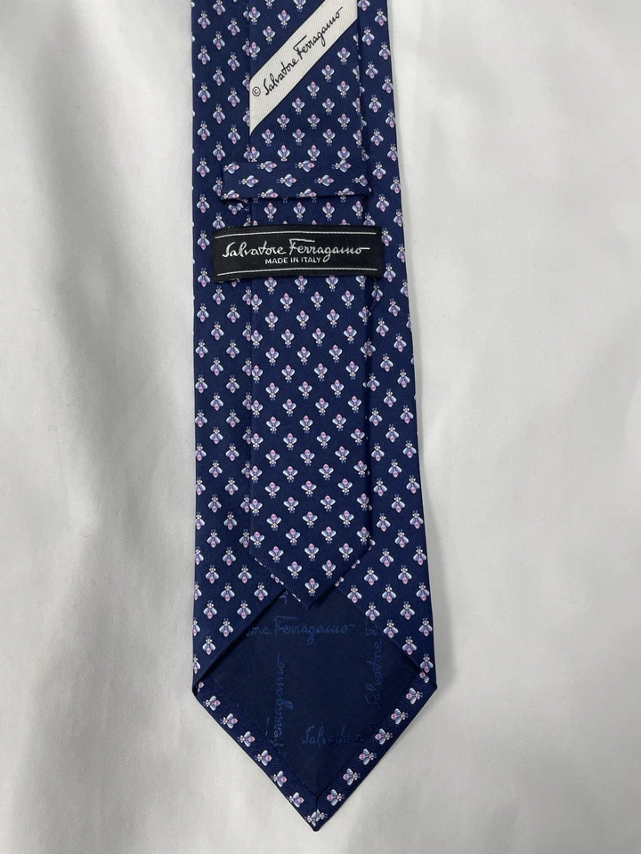 "Corbata Salvatore Ferragamo 100 % seda azul con insectos rosas 3,25"" de ancho" Foto 4 de 4