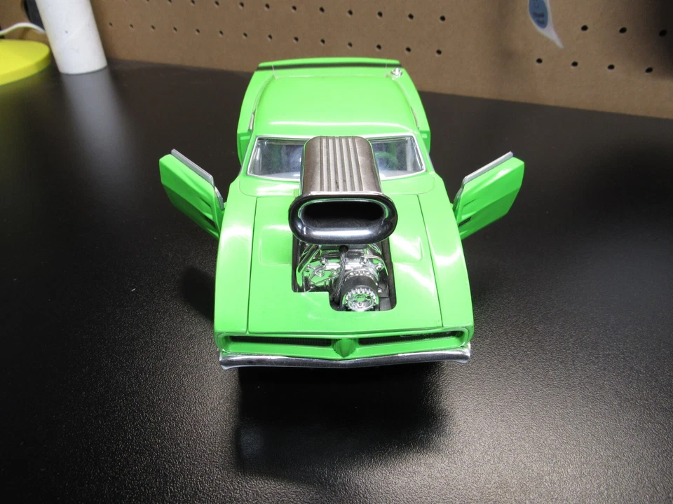 1969 Dodge Charger Die-Cast Model Toy Car - R/T HEMI - Green 2003 Funline 1:24 - Image 2 of 4
